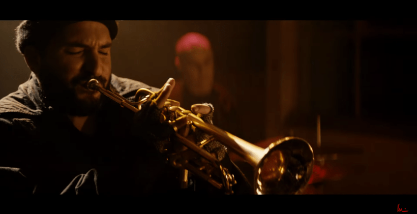 Capture d'écran du clip musical "Run the World (Girls)" par Ibrahim Maalouf