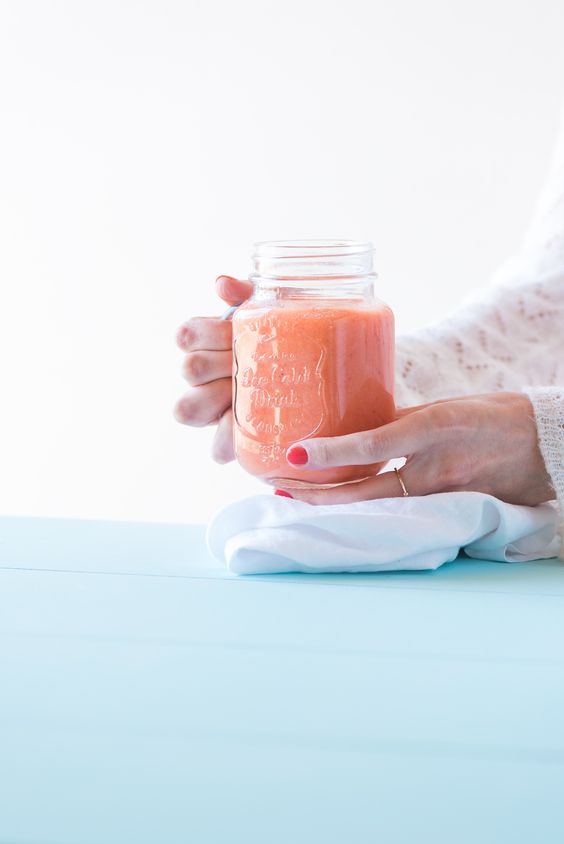 Smoothie ananas mangue fraise et coco couleur corail comme la couleur Pantone de 2019